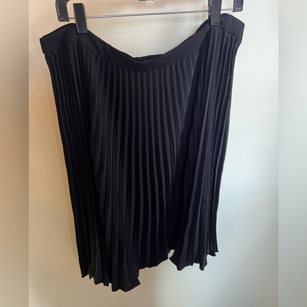 Boden Pleated Skirt in Black, NWT